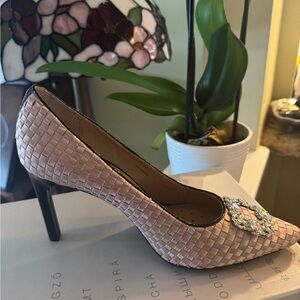 Cocktail/Evening shoes Size 8
Neutral color. Goes w anything